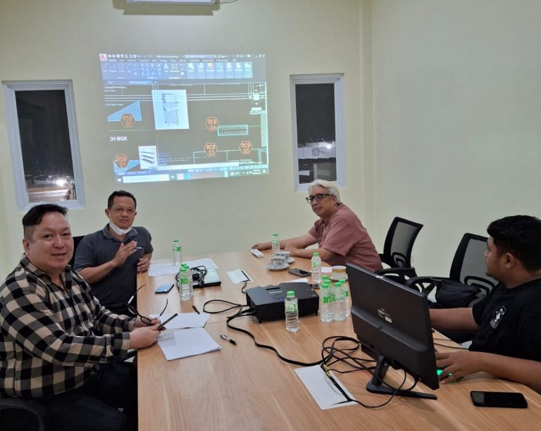 Imam Prasodjo berdiskusi dengan tim HKA mengenai peralatan dapur MBG.